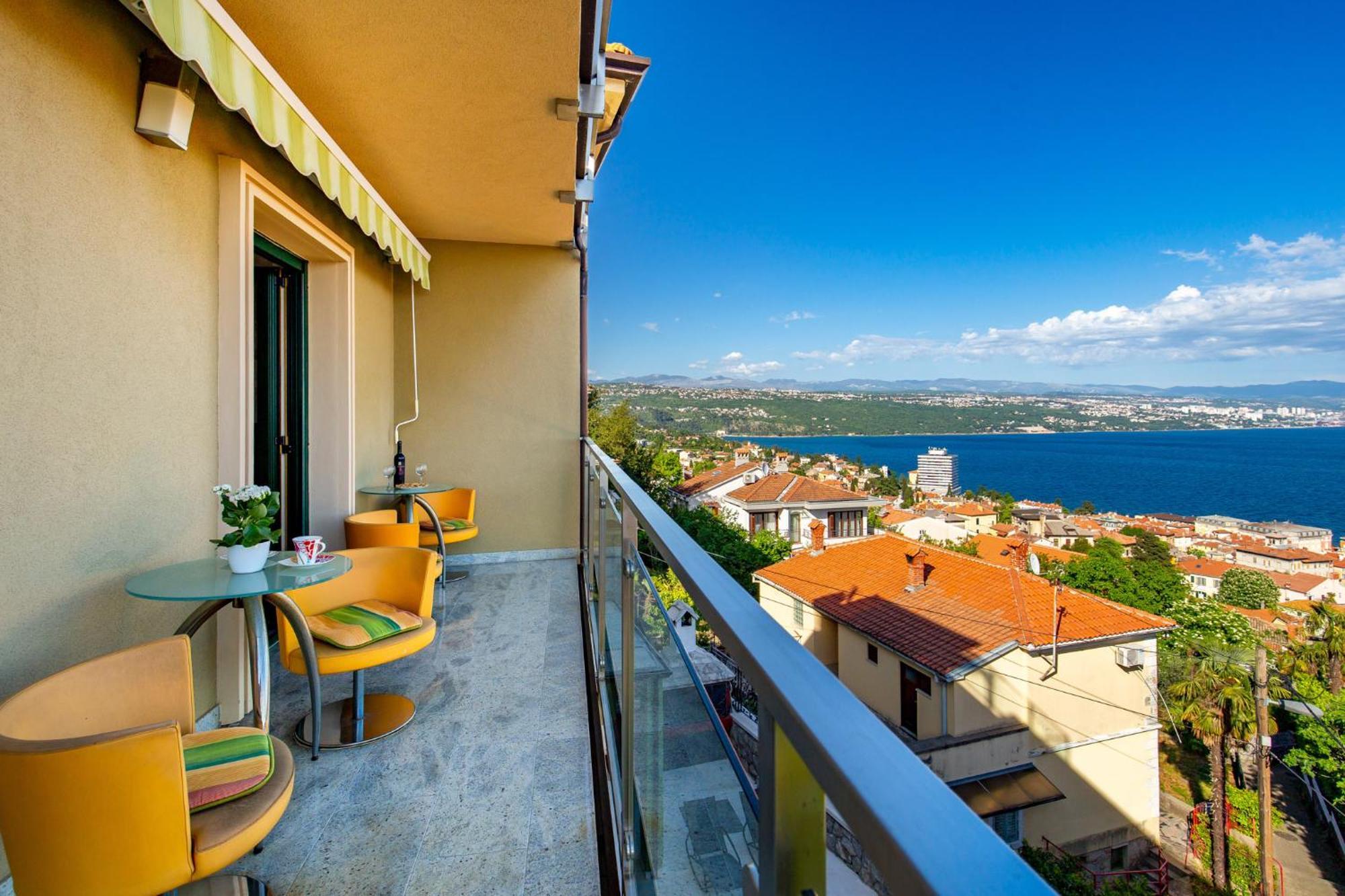 Lux Apartmani Opatija Bagian luar foto