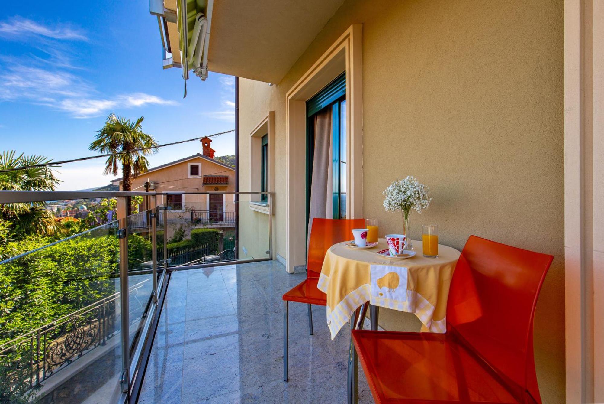 Lux Apartmani Opatija Bagian luar foto